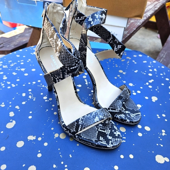 Kenneth Cole New York Brooke Cross Sandal Women's Size 9M - Picture 5 of 16